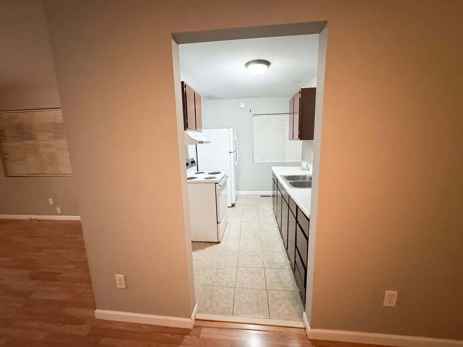 3 bed, 2.0 bath, 1308 sqft, $2,000 — Photo 4