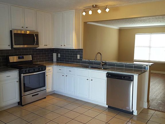 3rd image of 416 Bainbridge Dr