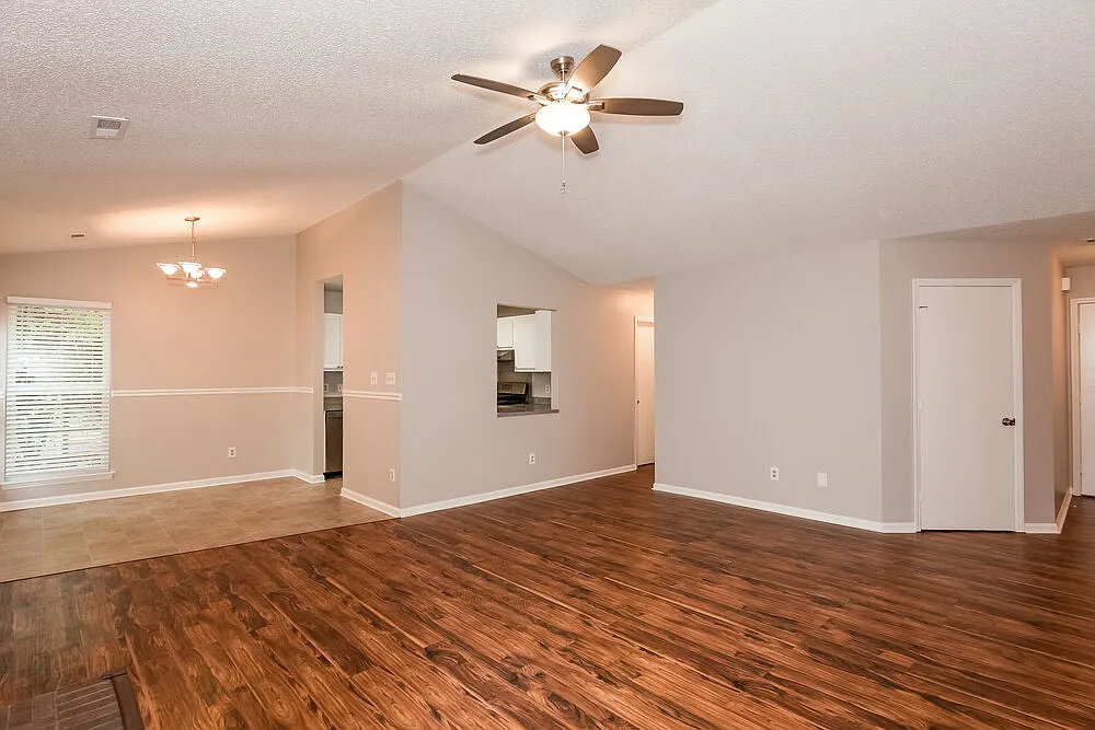 3 bed, 2.0 bath, 1250 sqft, $1,860 — Photo 4