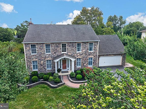 3rd image of 26 Bristol Ln