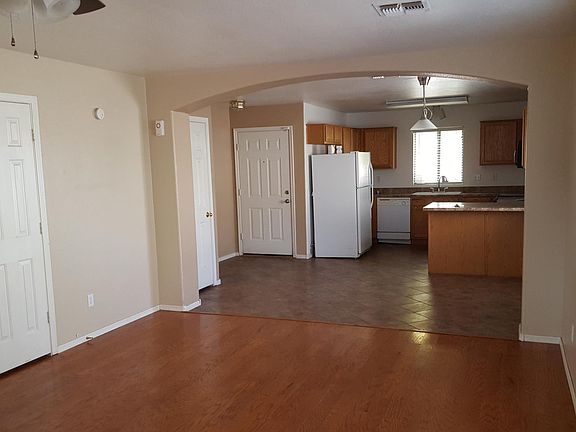 3rd image of 827 W Saguaro St