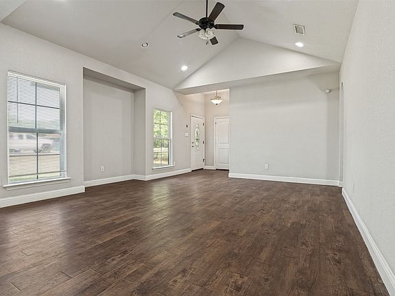 3rd image of 207 Ennis St