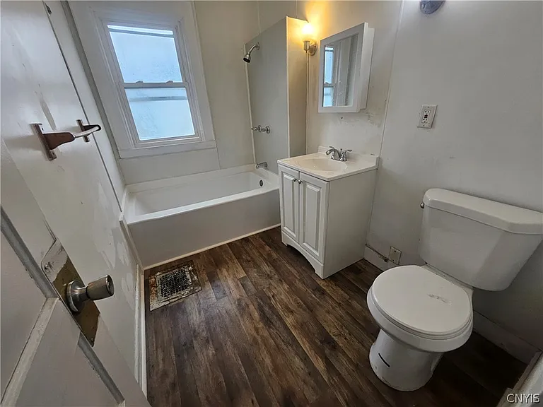 1330 Midland Ave — Photo 14