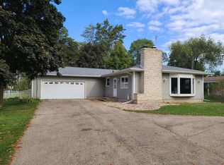 W5690 Island Dr, Pardeeville, WI 53954