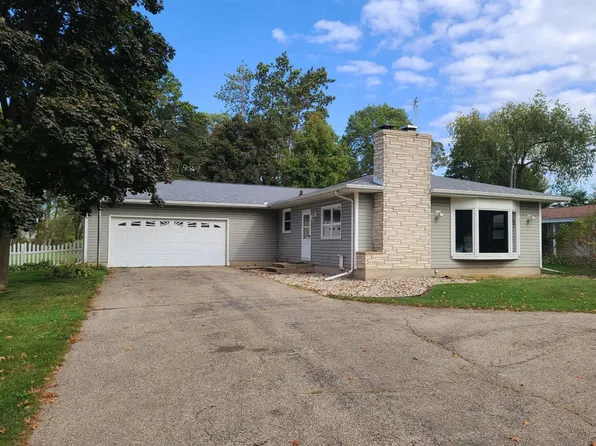 W5690 Island Dr, Pardeeville, WI 53954