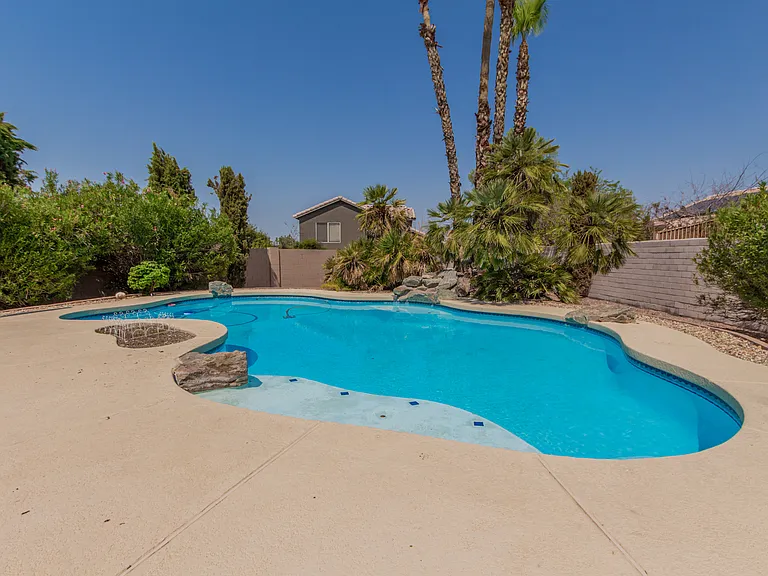1320 E Charleston Ave — Photo 28