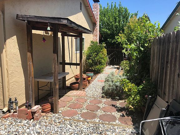 5th image of 279 Millbrook Way