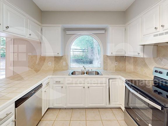 4th image of 1106 Hyde Park Dr