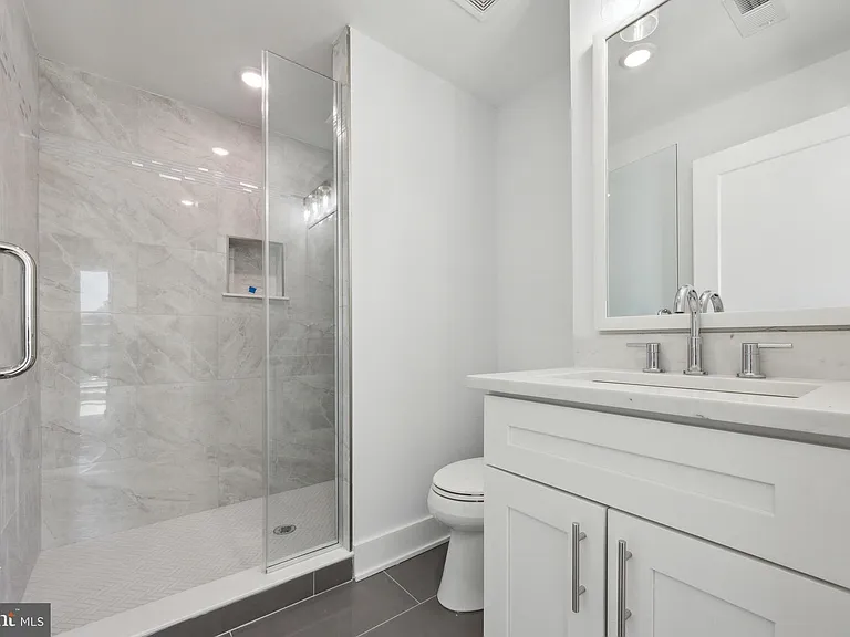 1350 N Front St #203 — Photo 3