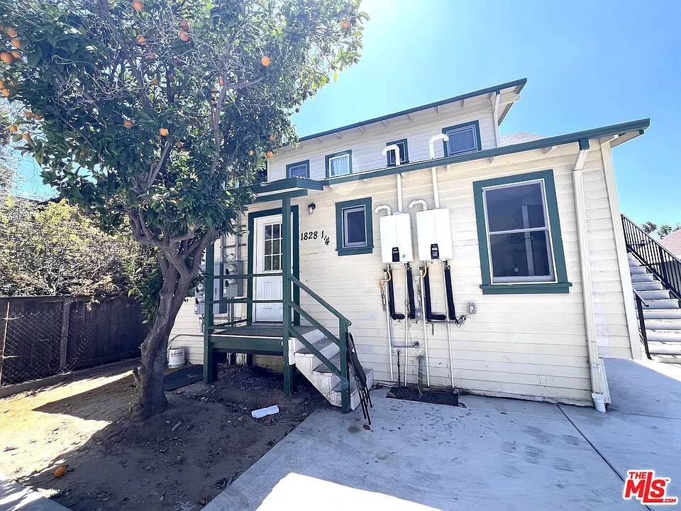 Studio, 1.0 bath, 350 sqft, $1,600 — Photo 2