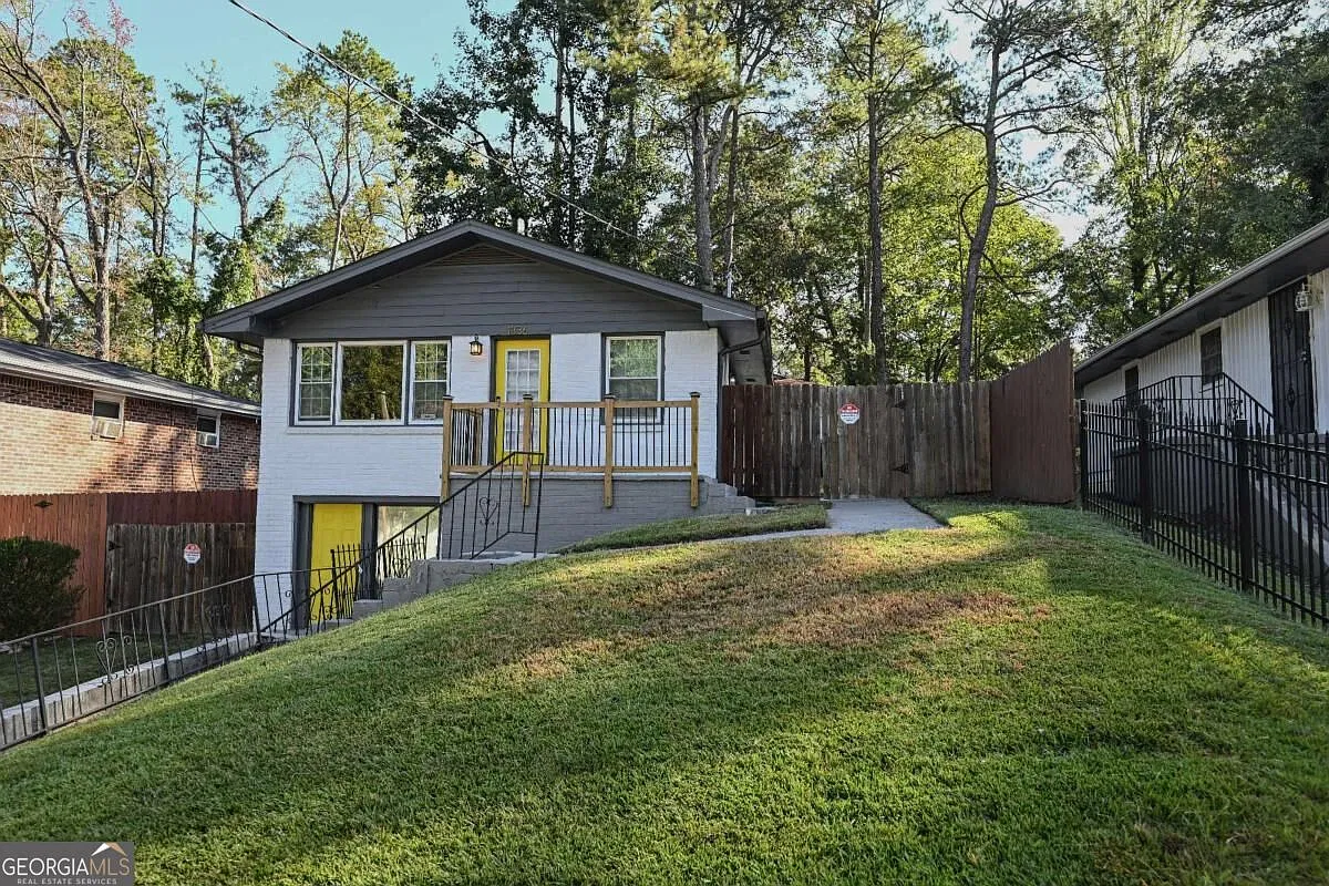 5 bed, 2.0 bath, 2000 sqft, $2,300 — Photo 1