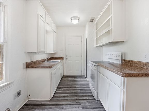 4th image of 834 Brinker St