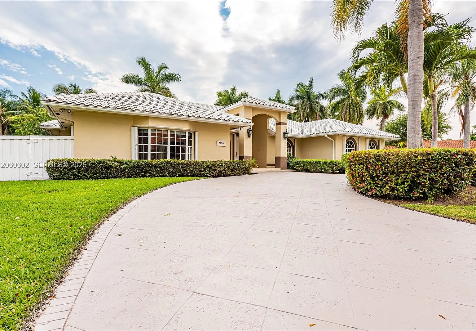 4 bed, 3315 sqft, $11,000 — Photo 3