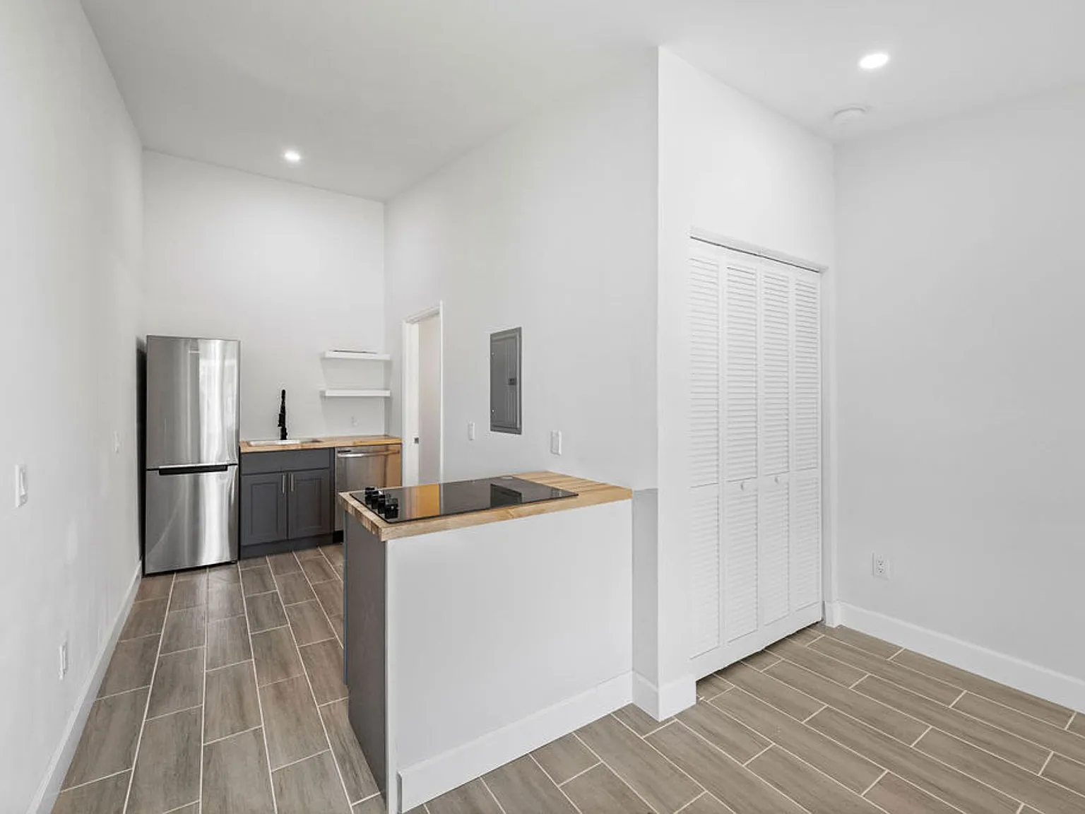 Australian Pines Apartments — Photo 4