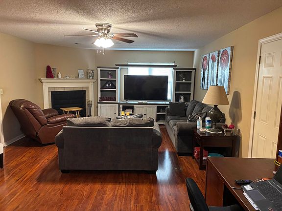 3rd image of 6892 Starkenburg Ln