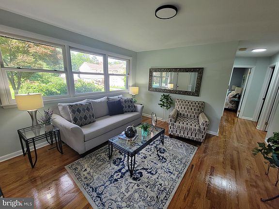 4th image of 2 Woodcroft Ln