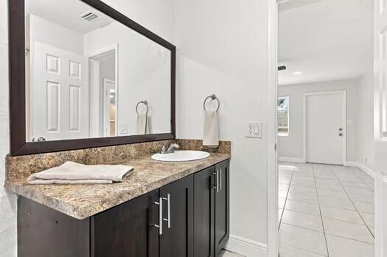 1472 NE 25TH Court, photo 9