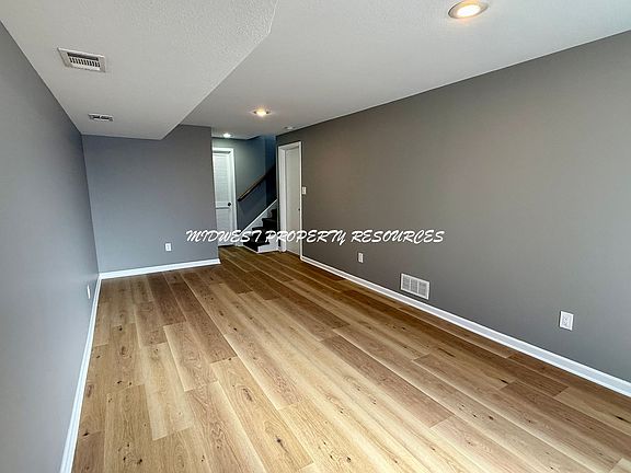 3rd image of 204 NW Market Pl Unit B