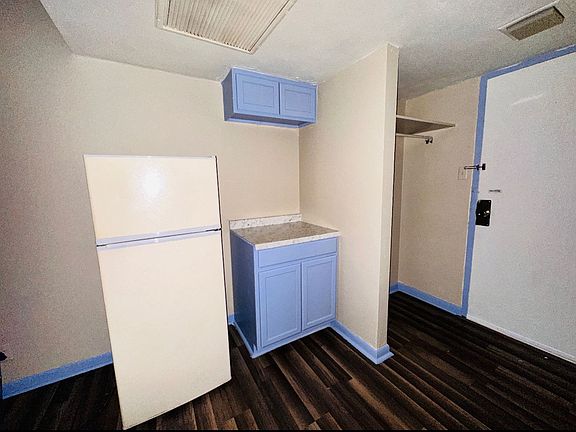 3rd image of 605 N Gray St #202