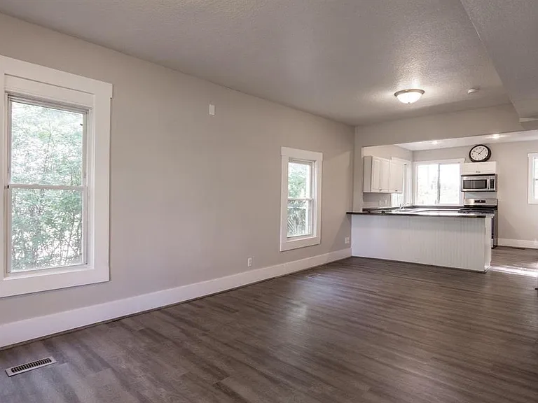 1602 Johnson St NE — Photo 3