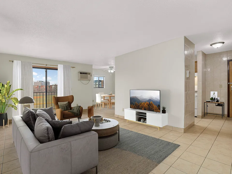 1313 Como Ave SE #201