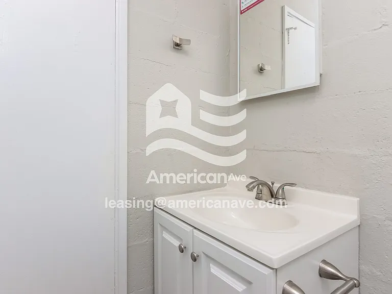 1141890_012_bathroom_13905296.jpg