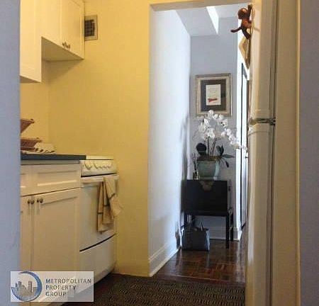 3rd image of 307 E 44th St APT 1712