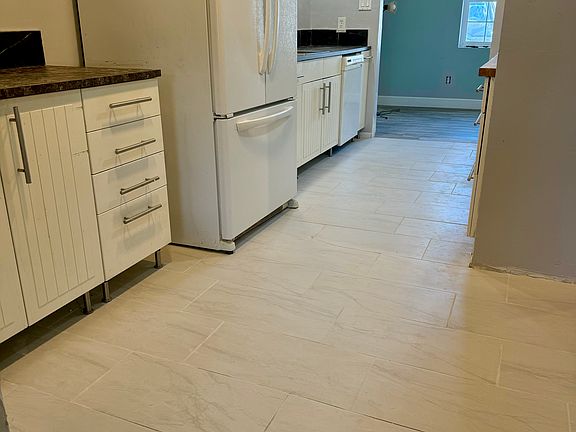 Dishwasher, plenty of counter and cabinet space.