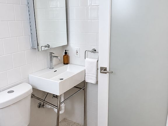 4th image of 421 SW 9th St APT 1