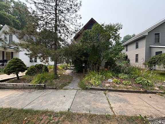 3rd image of 220 Prairie St