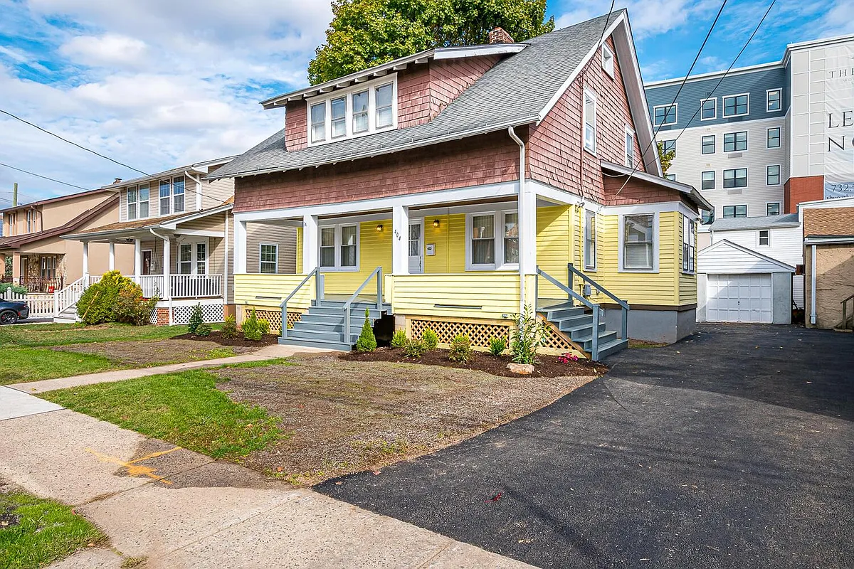 Building Photo - 404 School St