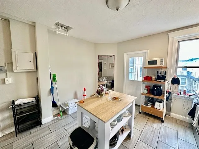 3 bed, 9999 sqft, $5,250 — Photo 4