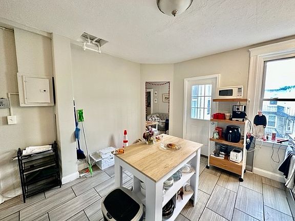 4th image of 220 Hanover St #17