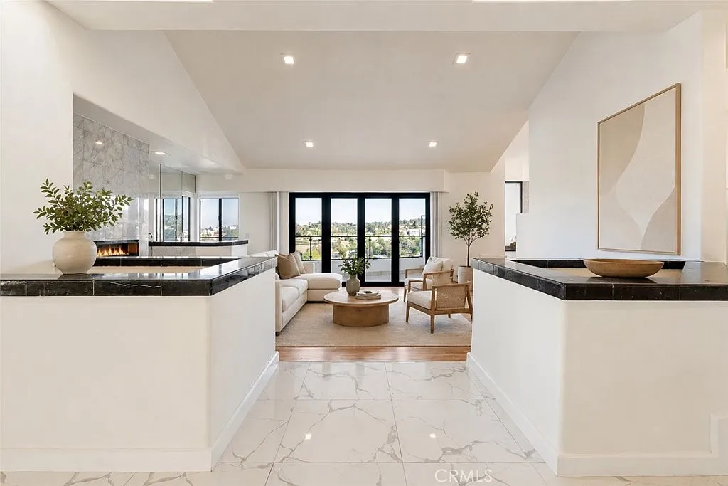 5 bed, 4.5 bath, 4000 sqft, $7,950 — Photo 3