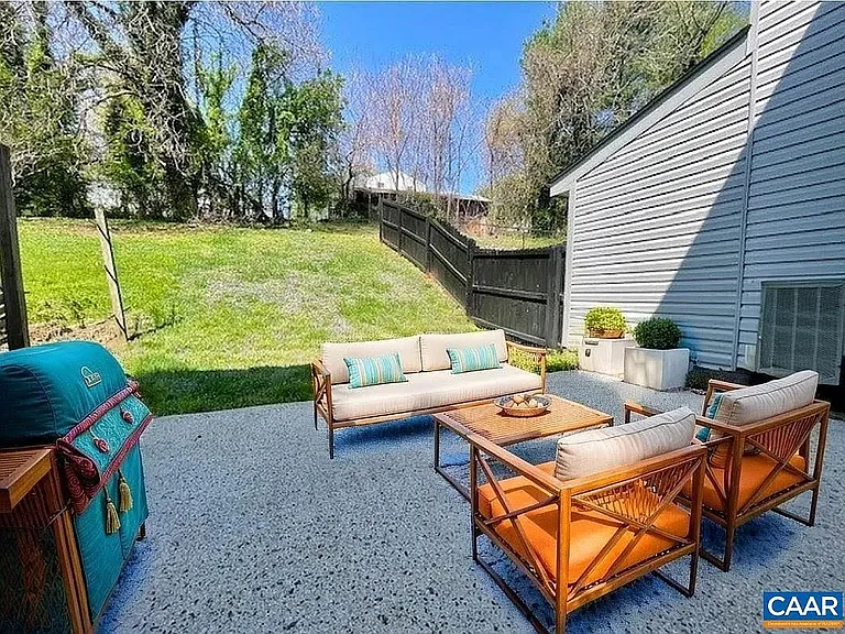 943 Rives St — Photo 13
