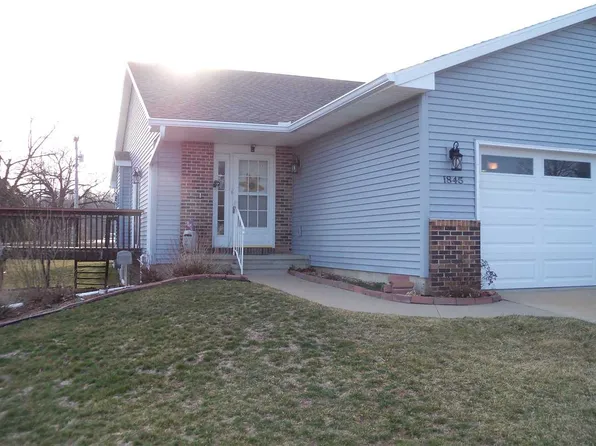 1845 Comisky Ct, Ely, IA 52227