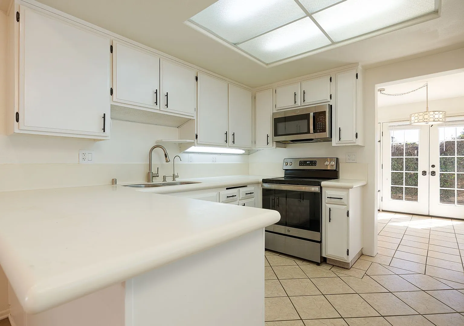 3 Bedroom + 2.5 Bathroom Townhome | County Square Villas | Ventura | Unfurnished — Photo 3
