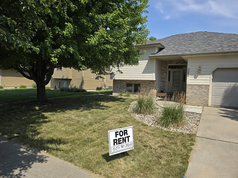 320 W 5th St