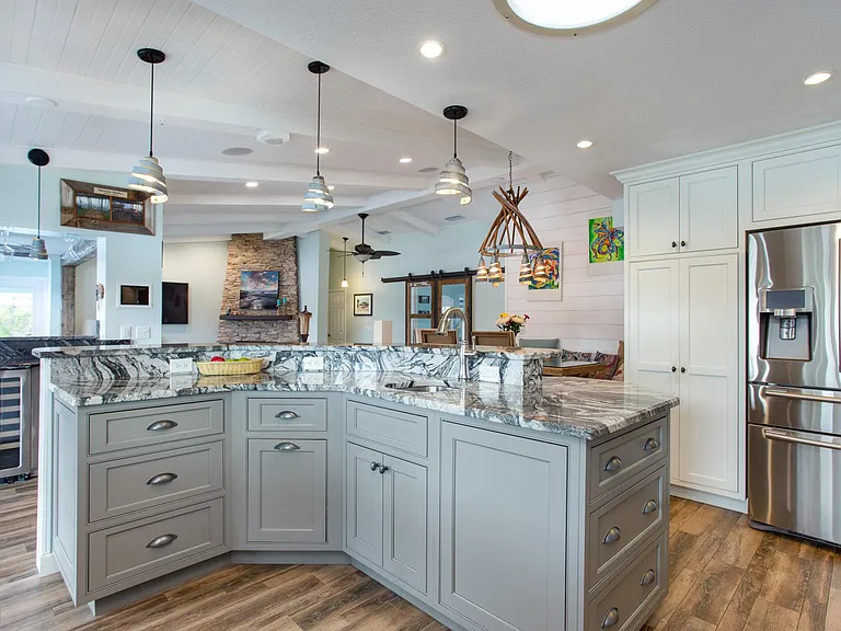 Island w/ Prep Sink