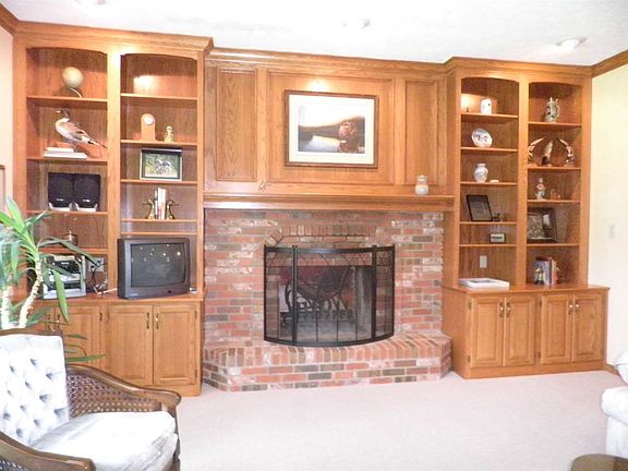 5th image of 102 Thunderbird Dr