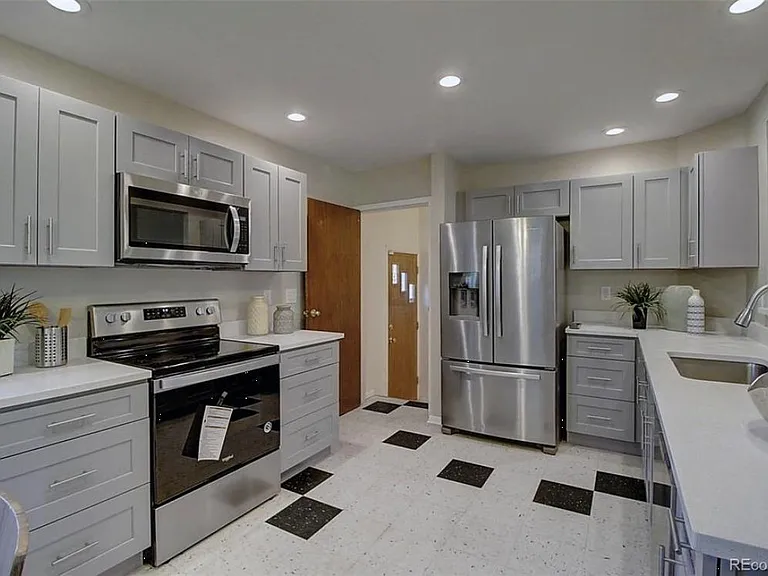 1385 Salem St — Photo 13