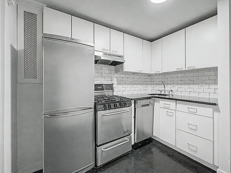 39 E 1st St #13 — Photo 4