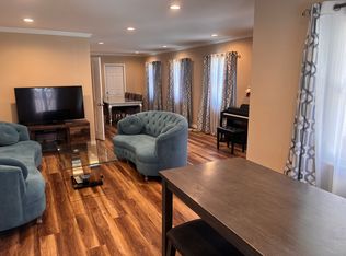 7869 Shadyspring Dr, Burbank, CA