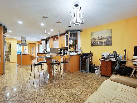 4th image of 368 Leverett Ave