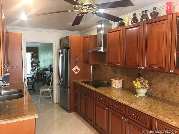 3rd image of 530 NE 195th St #530
