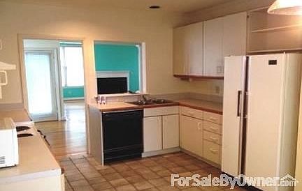 Kitchen : Lots of drawers and cabinet space.