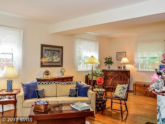 5th image of 18549 Queen Elizabeth Dr