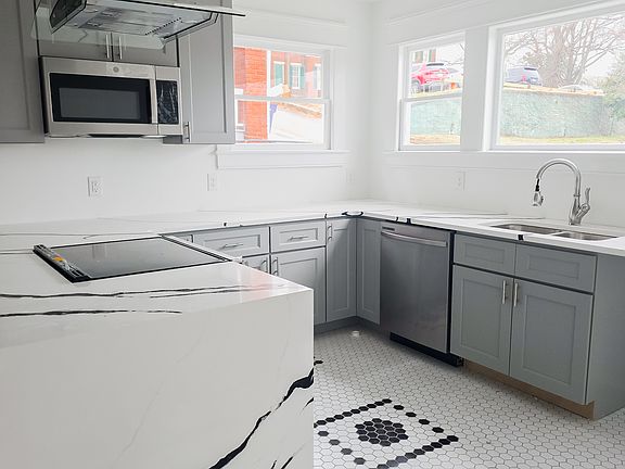 3rd image of 6 Centre Hill Ct
