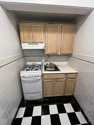 Rented by Salon Realty Corp | media 8