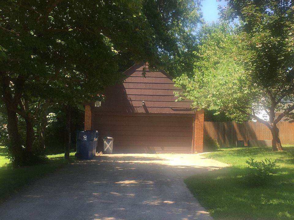 2nd image of 421 Brooks Pl